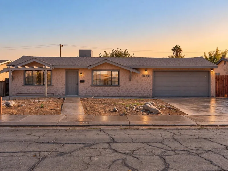 Single-story home at 1542 Cypress Pl, Los Banos, California